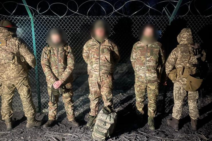 Дрон, тепловізор і попереджувальні постріли: як на Одещині зупинили втікачів у камуфляжі